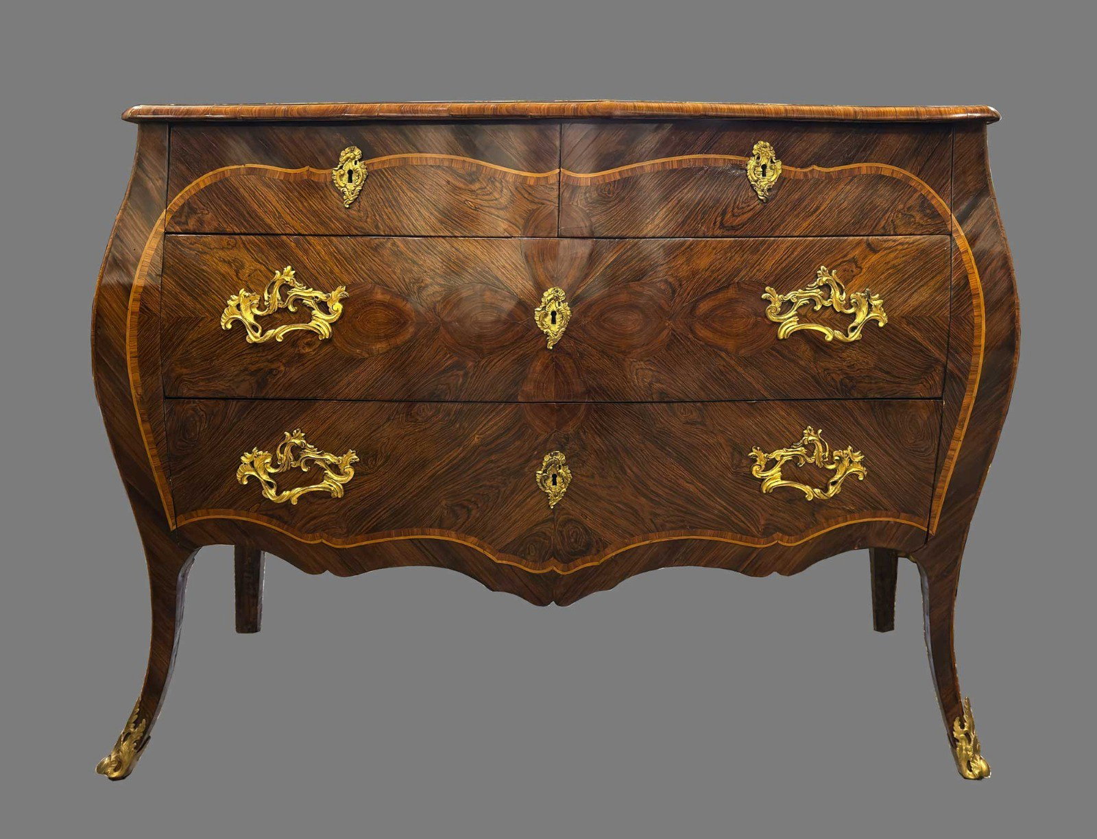 Elegante comò genovese Luigi XV, con fronte a tre cassetti privi di traversa, Genova metà XVIII secolo.